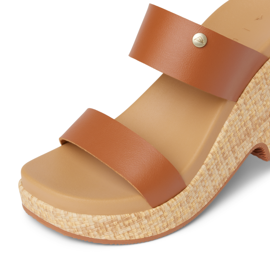 CJ7734_SUNSET_IBIZA_LEATHER_BROWN_DTL1-900x900-c4cc11b.png