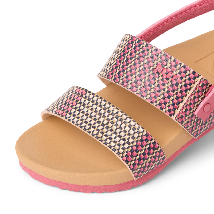 CJ8395_LITTLE_CUSHION_VISTA_RAFFIA_PINK_DTL1_SHADOW-900x900-c4cc11b.png